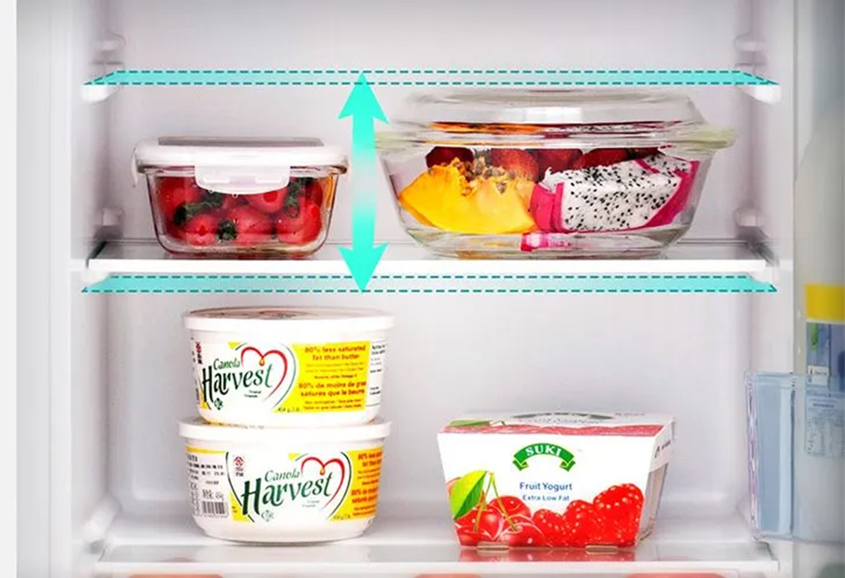 Απεικονίζονται τρόφιμα στα ράφια ασφαλείας.